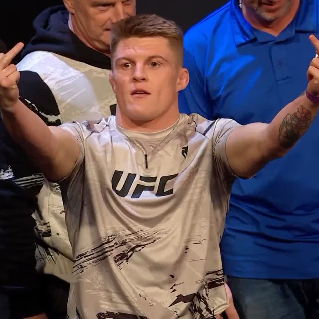 Caolan Loughran fortement hué, fait des doigts au public 😳 #UFCParis