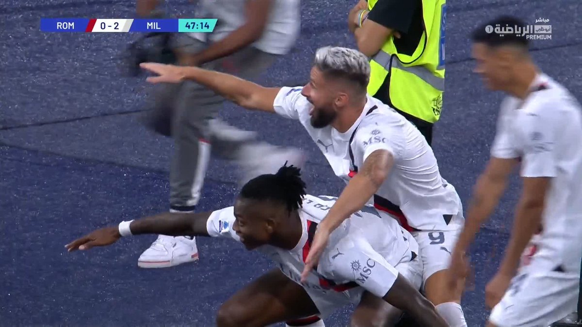 هدف عالمي بلمسة فنية.. النجم لياو يسجل الهدف الثاني من وضعية صعبة #روما_ميلان #الدوري_الإيطالي