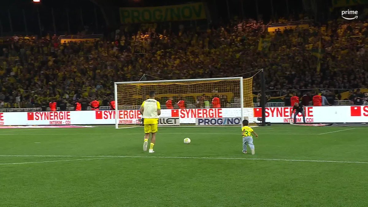 🥰 Le public de la Beaujoire offre la joie d'un but au fils de Mostafa Mohamed ! Quelle belle image. #FCNOM
