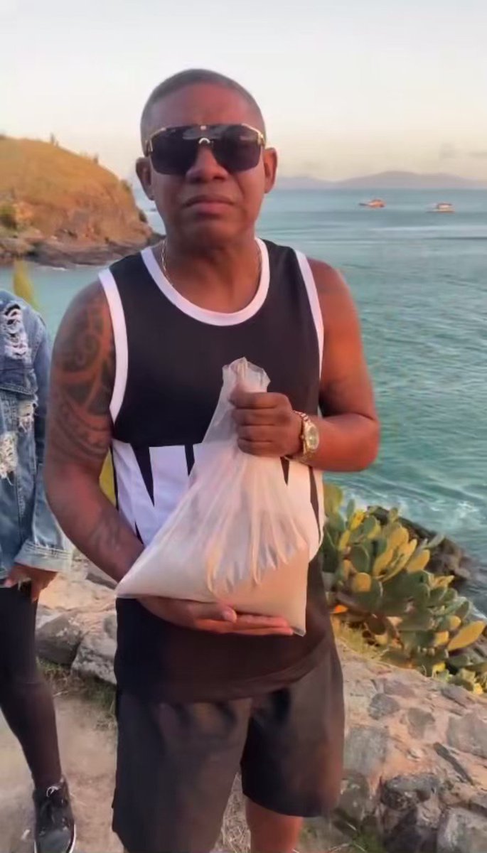🚨VEJA: Irmão de Mc Marcinho se emociona ao jogar as cinzas do cantor em Cabo Frio, cidade preferida do artista. “Descanse em paz meu irmão”