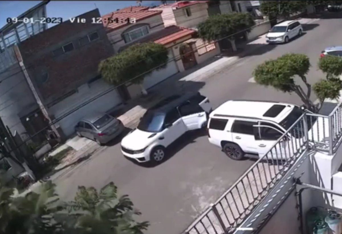 #Tijuana 📹 Así fue el momento del atentado y asesinato contra un Policía Municipal de Tijuana quien se encontraba fuera de servicio frente a su hijas quienes se pudieron resguardan luego del atentado. Los hechos ocurrieron este viernes en la calle de Las Peñas en Playas de Tijuana. Los presuntos responsables fueron detenidos.