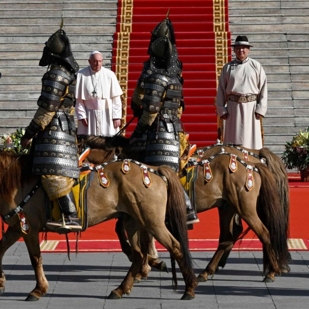 Video highlights of Pope Francis receiving an official welcome to Mongolia with all trappings of a state visit. The Pope was greeted by Mongolian President Ukhnaagiin Khürelsükh and signed the Book of Honour. #PopeInMongolia
