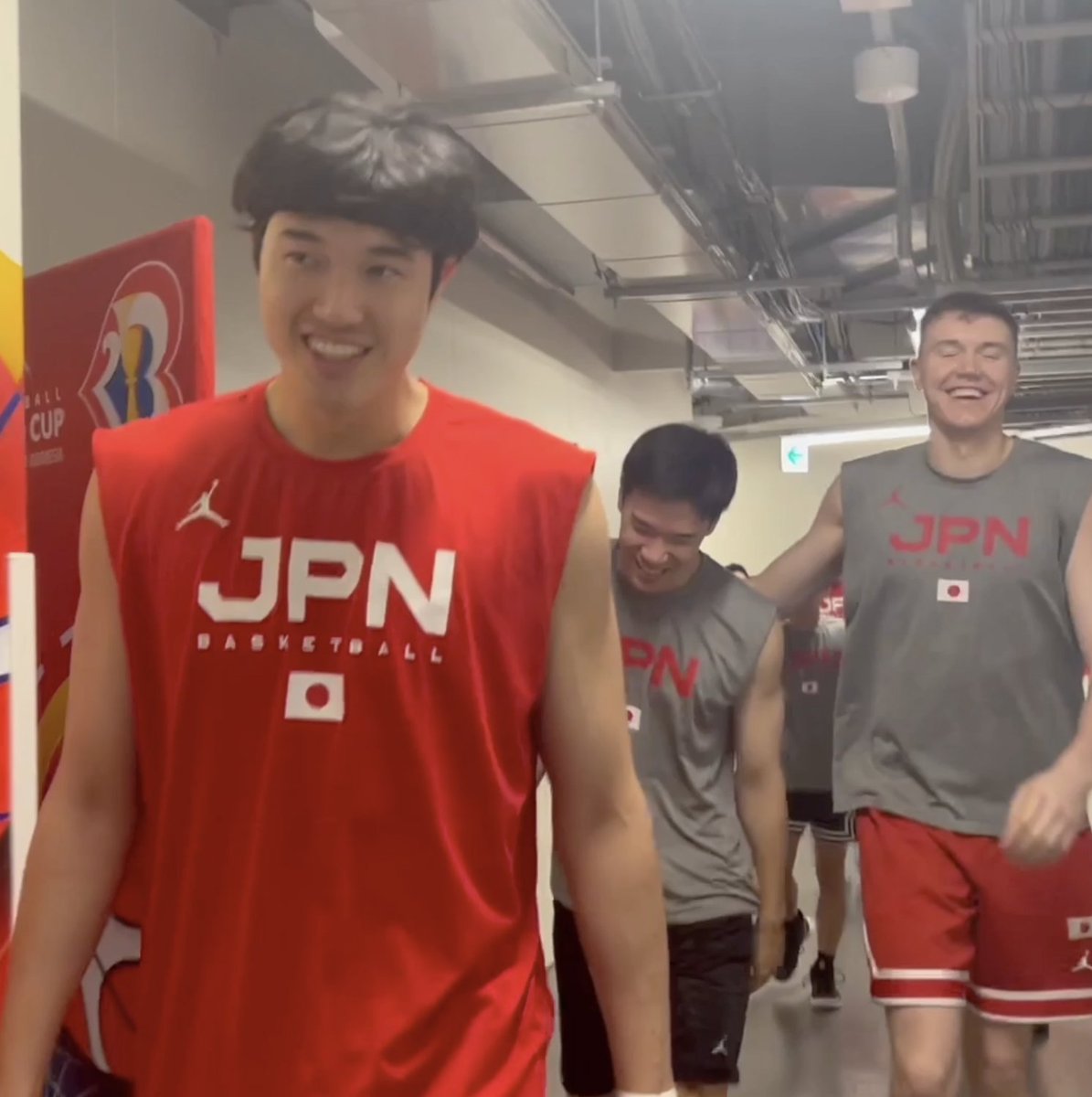 『声出すぞーーー！！！』 運命の一戦に向けて気合い十分な選手たち🔥 🏆FIBAバスケットボールワールドカップ2023 🆚カーボベルデ🇨🇻 ⏰本日20:10 TIPOFF 📍沖縄アリーナ 📺テレビ朝日系で生中継 📡DAZN/TVerで生配信 #AkatsukiJapan #日本一丸 #ゴーアカツキジャパン #FIBAWC