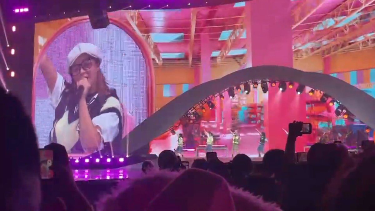 JEONGYEON'S NEW 'CAN'T STOP THE FEELING' SOLO STAGE OMG #READYTOBE_IN_SINGAPORE_D1 #TWICEinSG #TWICE_5TH_WORLD_TOUR