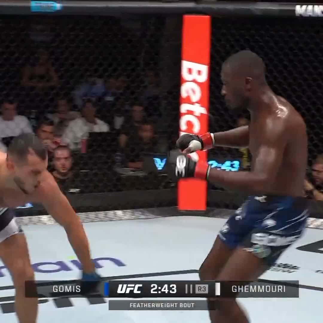 L’arbitre arrête le combat suite à un middle kick qui paraît un peu bas. TKO pour William Gomis ! Qu’en pensez-vous ? 🤔 #UFCParis