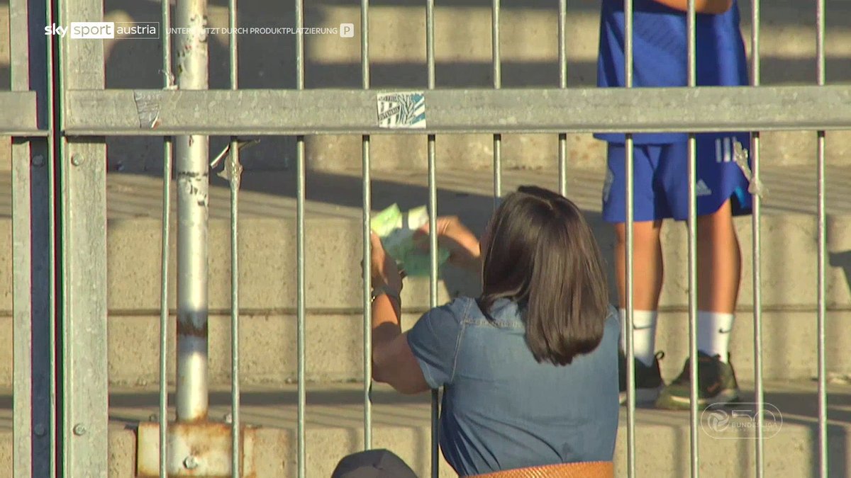 Geschenk von Brigitte #Annerl! 💶💶💶 Die Präsidentin des TSV Hartberg Fußball spendiert den mitgereisten Fans beim gestrigen Spiel beim WAC etwas zu trinken. 🍻 📺 Die Hartberg-Präsidentin erklärt die Szene im Sky-Interview 👉 #SkyBuliAT #WACHTB