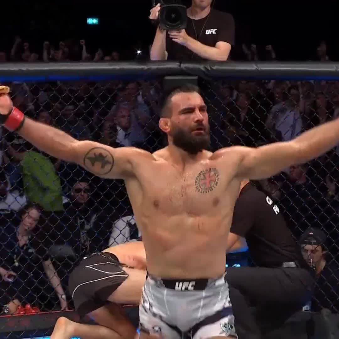 FOUR STRAIGHT FINISHES FOR BENOIT SAINT DENIS! Benoît "God of War" Saint Denis stops Thiago Moises in the second at #UFCParis 👊🇫🇷