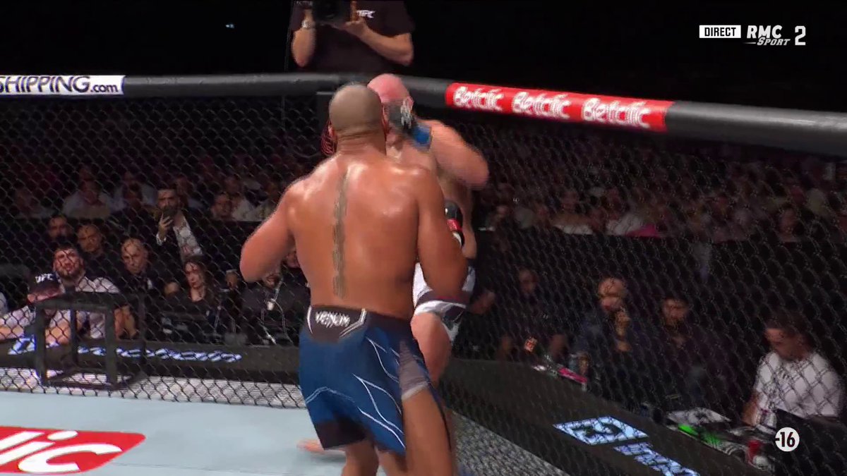 🔥🔥🔥 C'EST FINI !!! CYRIL GANE TERMINE SPIVAC AU DEUXIEME ROUND !! 🇫🇷 Le Français s'est baladé durant ce combat, c'est incroyable ! #UFCParis #RMCMMA
