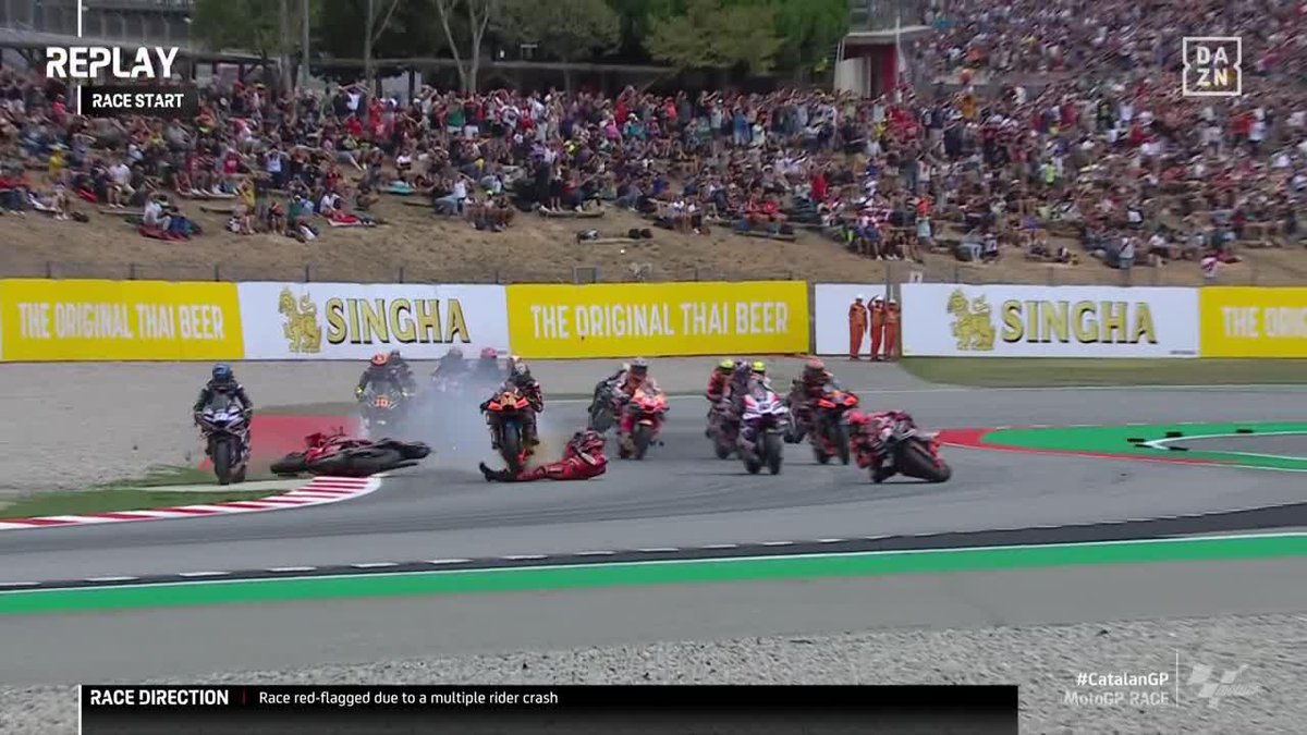 ¡QUÉ MIEDO! 😱 ¡La KTM de Binder pasa por encima de la pierna de Bagnaia después de una salida caótica! 😞 Bastianini llegó pasado a la primera curva y provocó la caída de Zarco, Álex Márquez, Bezzecchi y Di Giannantonio 😱 #CatalanGP 🇪🇸 #MotoGP 🏁