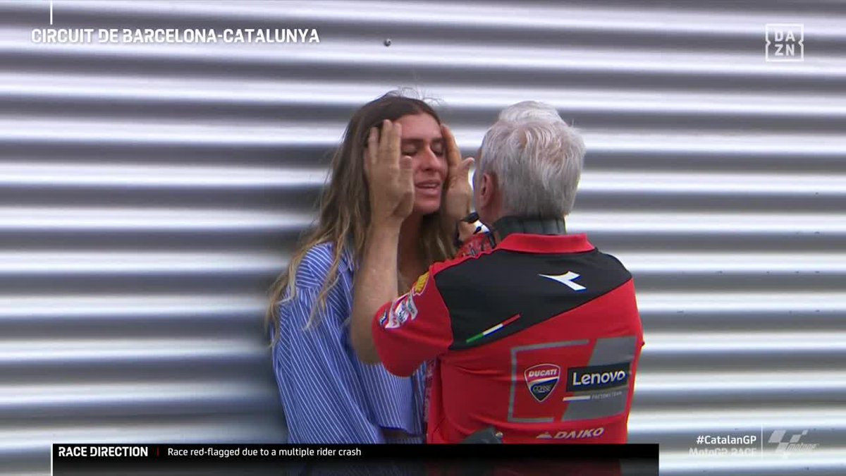 ¡Qué imagen! 😔 Davide Tardozzi, Team Manager de Ducati, intentando calmar a la pareja de Pecco Bagnaia después del duro accidente que ha sufrido en la salida ❤️ #CatalanGP 🇪🇸 #MotoGP 🏁