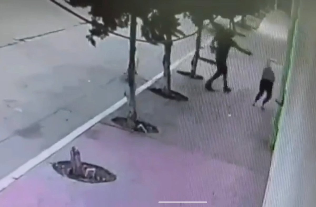 ¡IMÁGENES FUERTES! #Tijuana Capta cámara de videovigilancia el momento en que un sujeto abordo de una camioneta Toyota asesina a una Mujer en la calle Manuel Márquez León en Zona Río la llamada "Zona Blindada" la tarde de este sábado. No hubo detenidos.