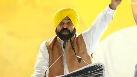 ਪਹਿਲਾਂ ਪੰਜਾਬ ‘ਚ ਕੁਝ ਪਰਿਵਾਰਾਂ ਦਾ ਰਾਜ ਸੀ..ਹੁਣ ਅਸਲ ਮਾਅਨੇ ‘ਚ ਲੋਕਾਂ ਦਾ ਰਾਜ ਹੈ…ਵੋਟਾਂ ਵੇਲੇ ਹੱਥ ਜੋੜ ਜੋੜ ਵੋਟਾਂ ਮੰਗਦੇ ਨੇ..ਵੋਟਾਂ ਤੋਂ ਬਾਅਦ ਲੋਕਾਂ ਨੂੰ ਮਿਲਦੇ ਤੱਕ ਨਹੀਂ ਸੀ..ਪਰ ਹੁਣ ਪੰਜਾਬ ਬਦਲ ਗਿਆ ਹੈ..ਸਰਕਾਰ ਹਰ ਵੇਲੇ ਲੋਕਾਂ ‘ਚ ਰਹਿੰਦੀ ਹੈ