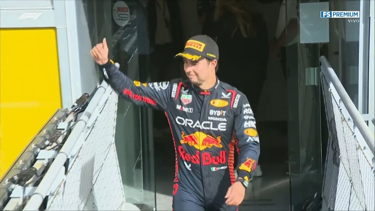 TE QUEREMOS MUCHO, CHECO 🥹❤️ Checo Pérez sube al podio para recibir su trofeo. Verstappen es el hombre récord. ¡10 victorias consecutivas! #F1xFSMX