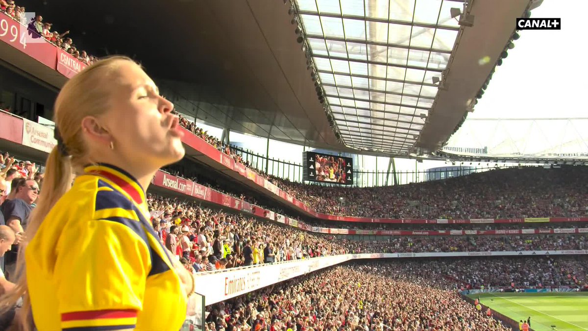 Quand l'Emirates Stadium chante à l'unisson, ça donne des frissons 😍 #ARSMUN | #PremierLeague