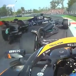 The incident that landed Lewis Hamilton with a five-second penalty 💥 Hamilton later apologised to Piastri for the clash #ItalianGP #F1