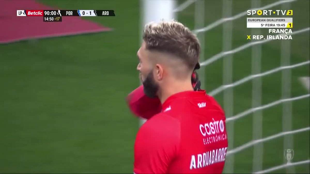 Ignacio de Arruabarrena atajó un penal en el Porto 1-1 Arouca. Es un especialista, solo le hicieron 5 de 11 penales en Portugal.