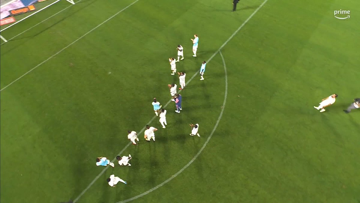 Séquence incroyable à Lyon. Le capo des Bad Gones avait un message à faire passer aux joueurs lyonnais. 🤯😡 Sacrée image. 🎥 Prime Video Sport France