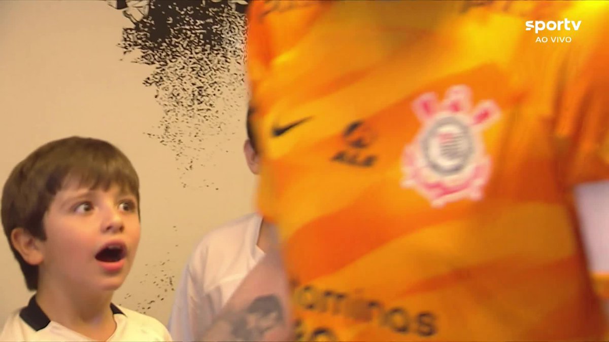 Como medir a importância de um ídolo? Talvez não exista resposta exata pra isso. Mas imagens como essas, envolvendo Cássio e um pequeno torcedor do Corinthians, valem mais do que mil palavras