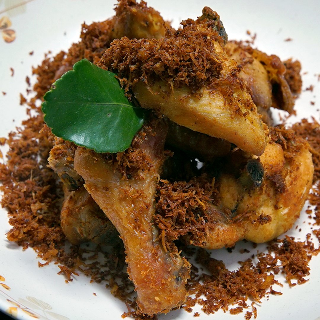 •Ayam Goreng Serundeng• Makan Ayam yang hanya di goreng saja, sudah biasa. Coba bikin Ayam Goreng Serundeng satu ini, serundengnya dijamin bikin nagih! Resep lengkap