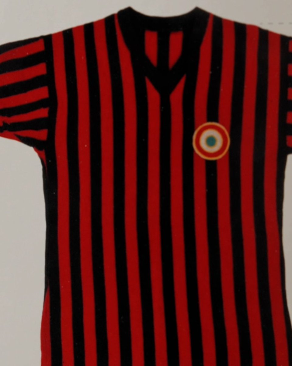 Ogni tradizione inizia con una storia: realizza tu il nuovo kit per i nostri 125 anni 🔴⚫ Every legacy begins with a story: join us in designing our new 125-year anniversary kit 🎨 #SempreMilan