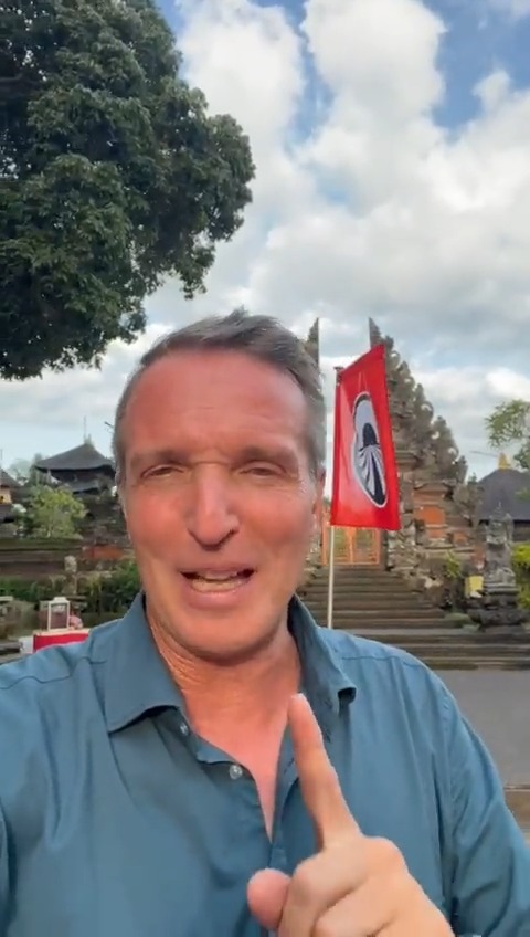 .Stéphane Rotenberg te dévoile le premier pays traversé lors de la prochaine saison de #PekinExpress 🎒 Reste connecté pour découvrir l’intégralité du parcours très prochainement 🤩