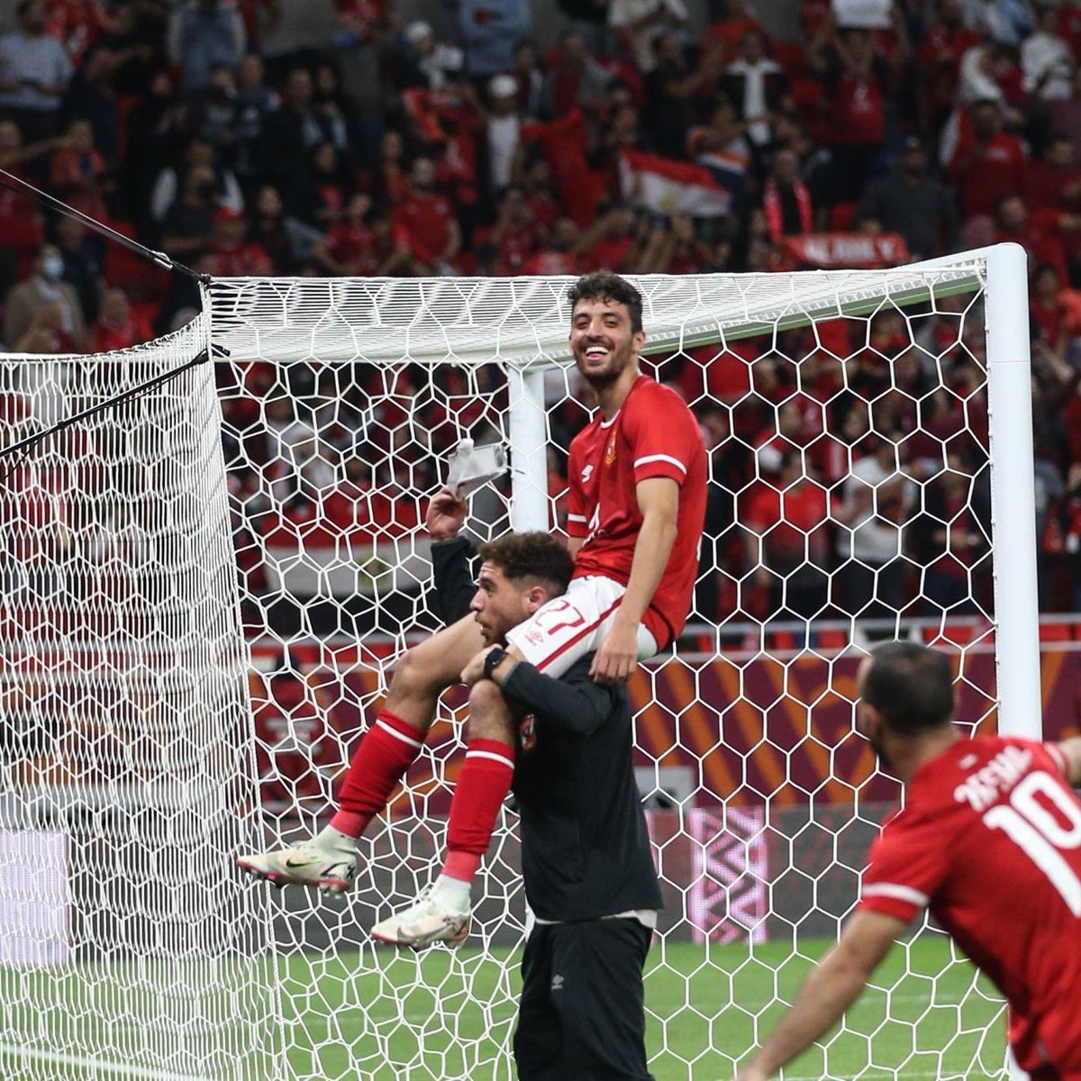 هدف لن ينسى ساهم في تتويج الأهلي باللقب! 🦸‍♂️ 🇪🇬 عندما سجل طاهر محمد طاهر هدف التعادل ضد الرجاء في كأس السوبر الإفريقي 2021. 🌟 #MondayMotivation | #TotalEnergiesCAFSC