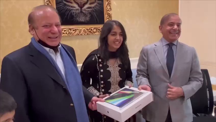 یہ والا برطانیہ ایک طرف گاڑیوں کے پیچھے بھاگتے آوارہ برطانوی یوتھیے بچے دوسری طرف دنیا میں پاکستان کا نام روشن کرنے والی بچی اور انعام میں میک بک بھی ملی بزرگ کہتے تھے عطار فروش کے پاس بیٹھو خوشبو آئے گی گندگی کے پاس رہو کے بدبو کے بھنھوکے اٹھیں گے