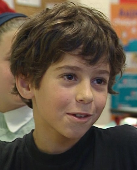 1998, le jeune Gabriel Attal, 9 ans est interrogé à la télévision. Il est alors élève à l'École alsacienne, une école privée du 6e arrondissement de Paris et rêve de devenir un acteur célèbre.