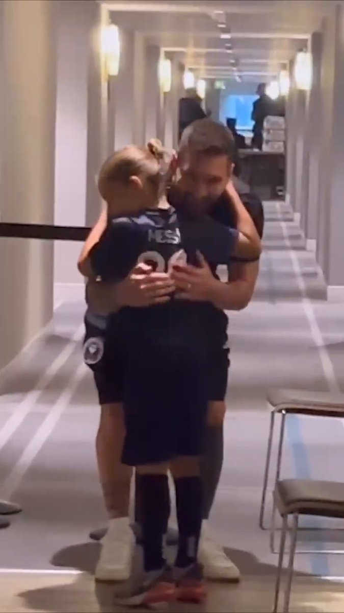 Wesley Sneijder's child meeting Lionel Messi is the most wholesome video you'll see today 🥹❤️ (via yolanthecabau/IG)