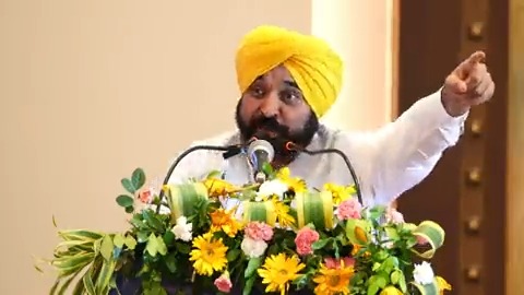 ਸਕੂਲਾਂ ਦੇ ਕਲਾਸਰੂਮਾਂ ਦਾ ਮੁੜ ਨਿਰਮਾਣ ਕਰਕੇ ਵਧੀਆ ਪੱਧਰ ਦੇ ਕਲਾਸਰੂਮ ਬਣਾ ਰਹੇ ਹਾਂ…ਕਲਾਸਰੂਮਾਂ ‘ਚ ਫ਼ਰਨੀਚਰ ਵੀ ਵਧੀਆ ਕੁਆਲਿਟੀ ਦਾ ਰੱਖਿਆ ਜਾਵੇਗਾ…ਪੰਜਾਬ ਦੇ ਸਰਕਾਰੀ ਸਕੂਲਾਂ ‘ਚੋਂ ਤੱਪੜ ਖ਼ਤਮ ਕਰ ਦੇਵਾਂਗੇ..ਹੁਣ ਬੱਚੇ ਸ਼ਾਨਦਾਰ ਬੈਂਚਾਂ ‘ਤੇ ਬੈਠ ਕੇ ਪੜ੍ਹਾਈ ਕਰਨਗੇ..