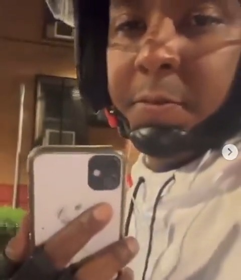 #5Sep 🇺🇸 "NO VINE A ROMPER LAS LEYES": venezolano devuelve iPhone extraviado en las calles de EE.UU. Un motorizado en Nueva York pautó la entrega con la dueña del equipo. "Tengo el mío, que lo compré trabajando. Soy un delivery y no ando haciendo lo malo", dijo. 📹: cortesía.