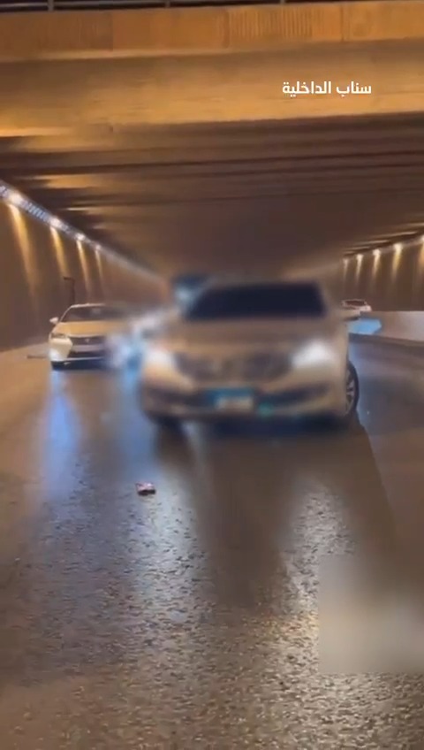 🎥 مرور منطقة الرياض يضبط قائد مركبة ظهر في محتوى مرئي يرتكب مخالفة الوقوف في منتصف الطريق وعرقلة حركة السير، معرضًا حياة الآخرين للخطر، وتم إحالته إلى الهيئة المرورية لتطبيق العقوبات المقررة نظامًا بحقه. #المرور_السعودي