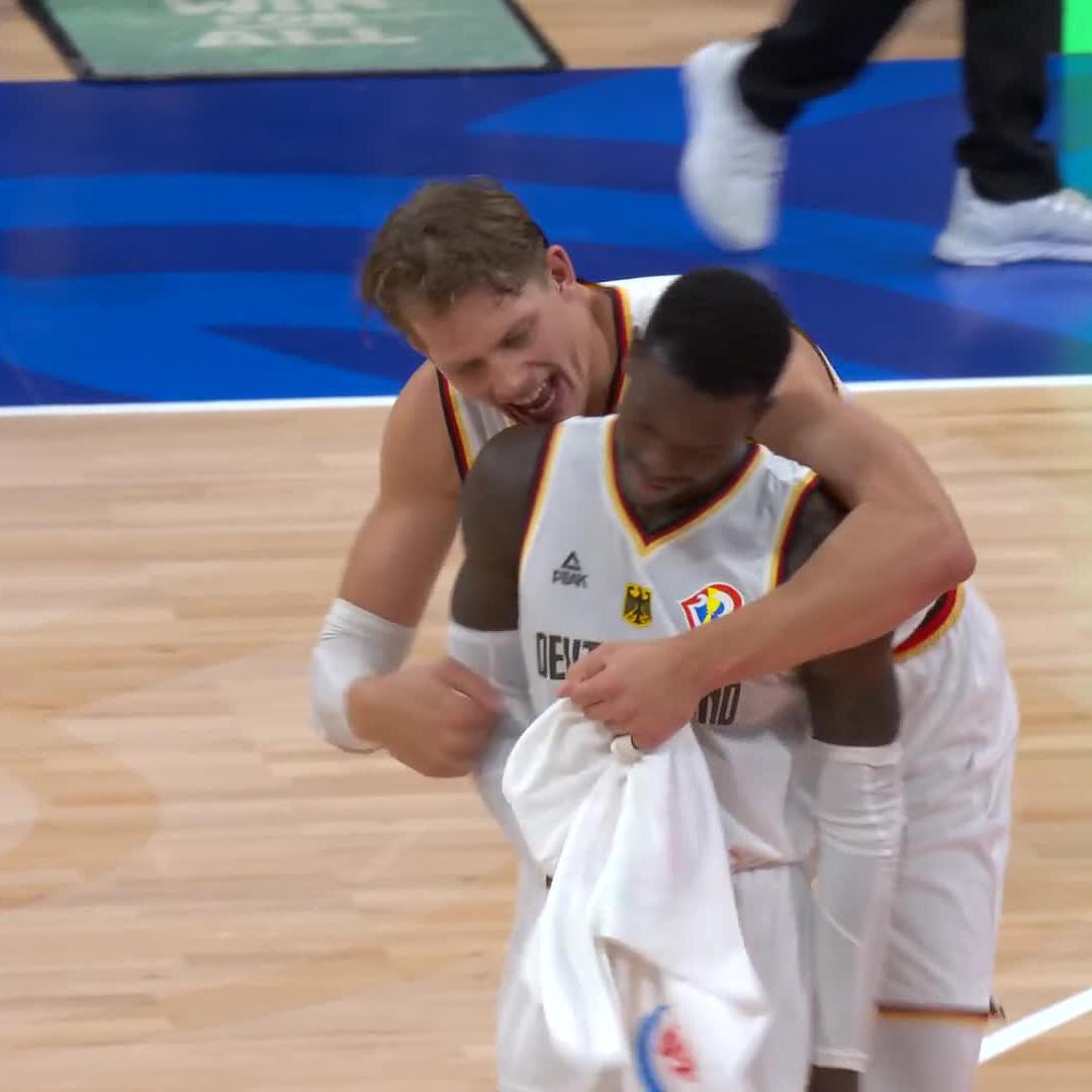 In good times, and bad. 🥹 Dennis Schroder was showered with love despite his ice-cold performance. That's what teammates are about. ❤️ 📊 4/26 FG | 0/8 3PM | 4 TO | -10 EFF #FIBAWC x #WinForAll