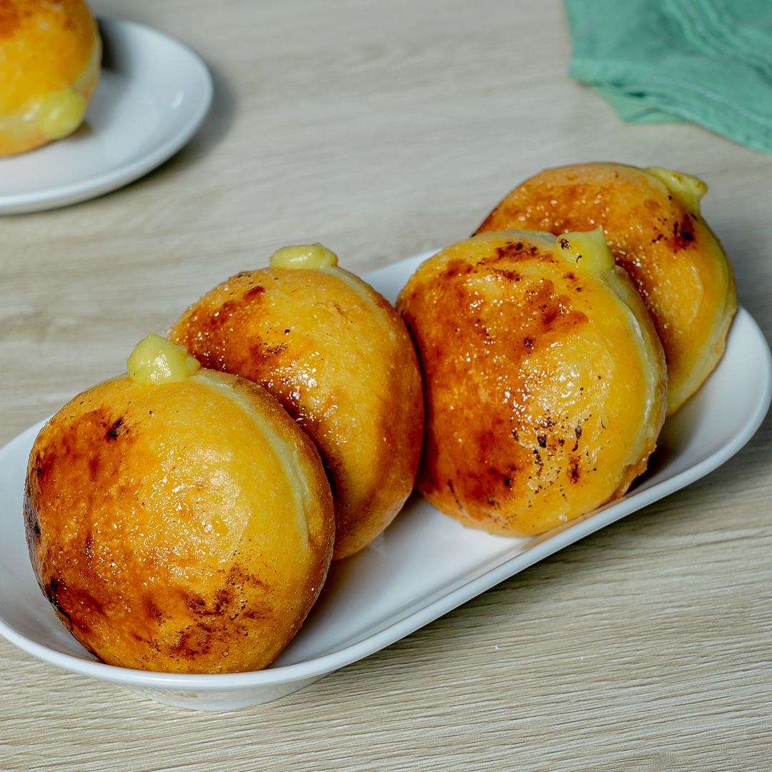 •Donat Brulee Isi Vla• Kalau biasanya creme brulee berbentuk custard, kali ini kita kreasikan menjadi donat. Dengan tekstur donat yang garing diluar dan lembut di dalam ditambah isian krim yang manis wangi dan lembut serta karamel membuat penikmat bikin ketagihan.