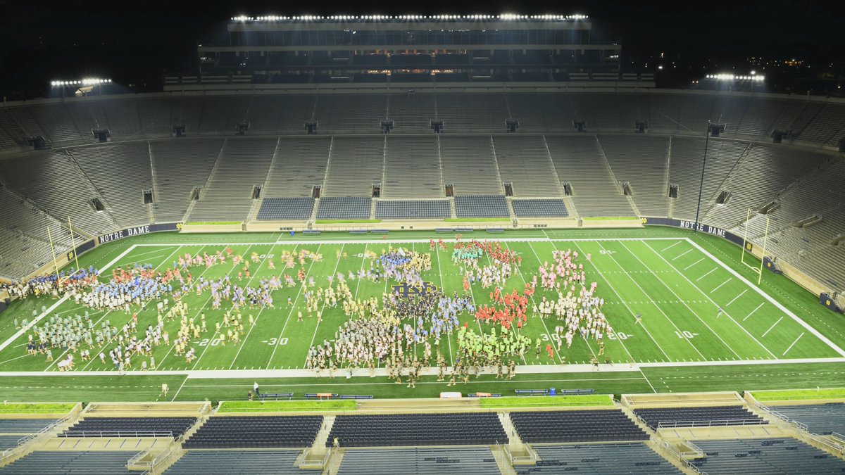 The #ND2027 class photo was lit! Literally...🔦 ☘️