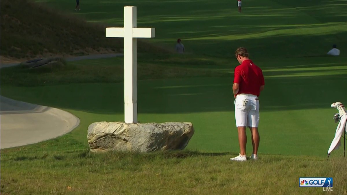 This year's Folds of Honor Collegiate is about much more than golf. ❤️ John Driscoll III of Arkansas paid his respects on the 18th hole.