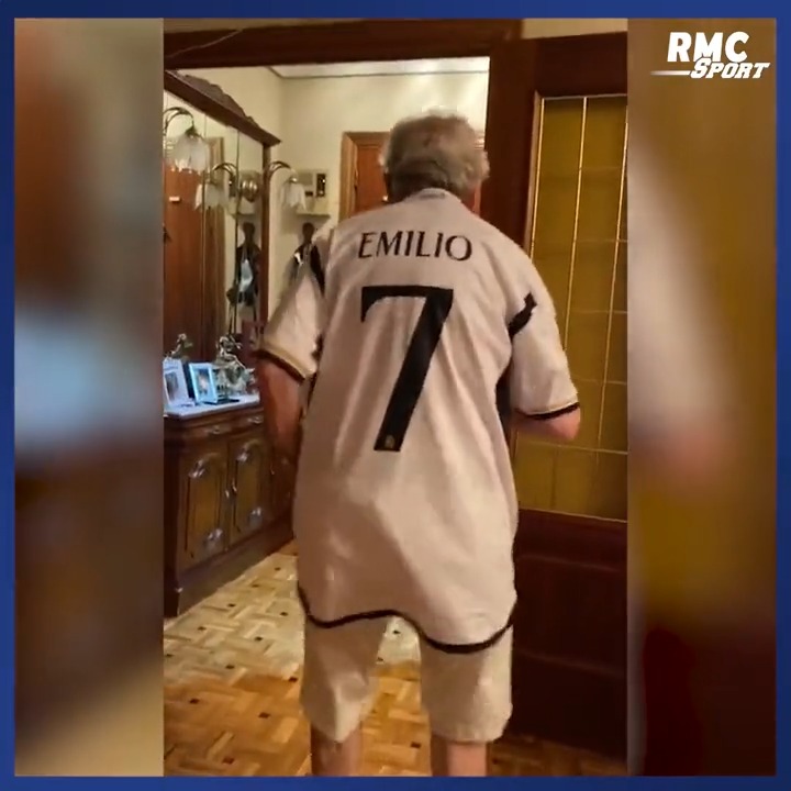 😍 La passion n'a pas d'âge. Regardez la joie de ce bon vieux Emilio au moment de montrer sa nouvelle tunique du Real Madrid à sa femme. Et ce petit échauffement à la fin, on adore.