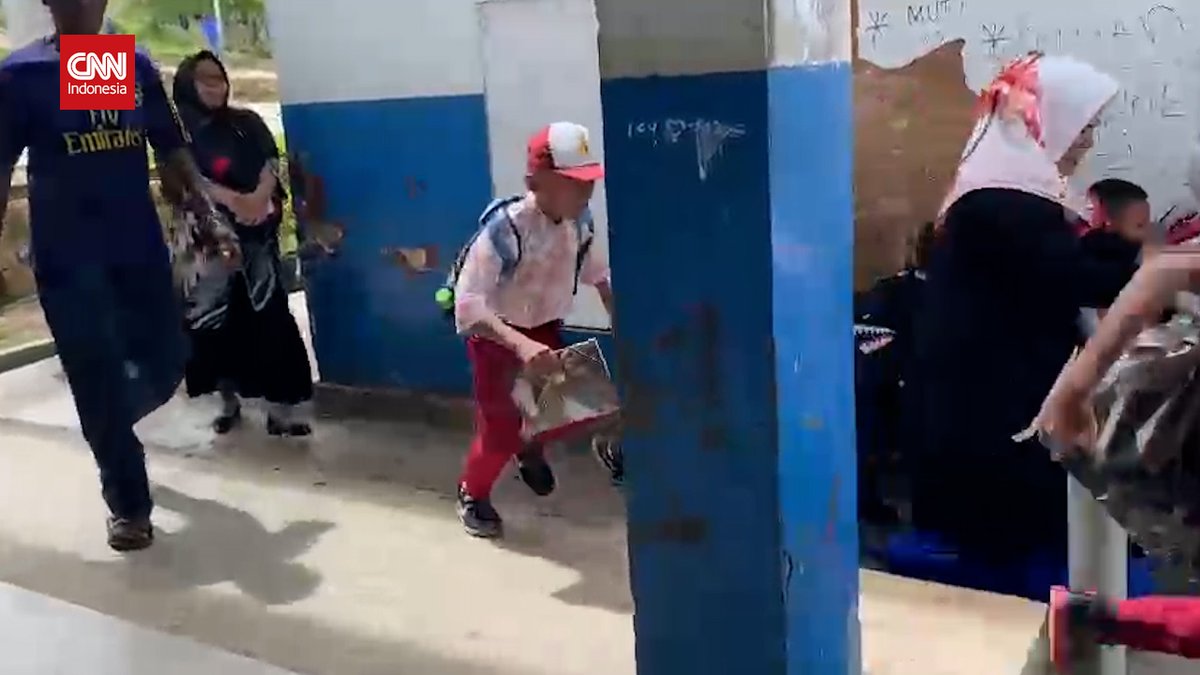 Belasan anak sekolah terkena gas air mata imbas bentrok antara aparat gabungan dan warga Rempang, Batam, Kamis (7/9). Kabid Humas Polda Kepulauan Riau menyebut gas air mata tersebut bisa sampai ke sekolah karena tertiup angin. #CNNIndonesia
