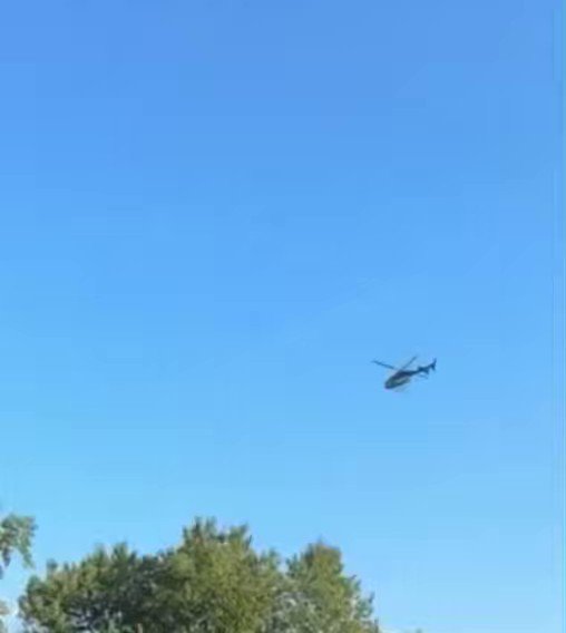 🚨AGORA: Estão tratando o brasileiro que fugiu de uma prisão nos Estados Unidos como uma espécie de "Lazaro 2" por lá e ninguém está falando nada aqui? - Tem diversos helicópteros circulando por cidades próximas reproduzindo um áudio da mãe do fugitivo "implorando" para ele se entregar. - Fizeram bloqueios em um raio de 800km² a partir da prisão de onde ele fugiu. - O uso de força letal foi autorizado. - Recompensa de 100 mil. - Visto circulando por áreas de mata através de câmeras de segurança. - População da Pensilvânia com medo. - Agentes da Swat, delegados federais e policiais estaduais do condado de Chester envolvidos nas buscas.