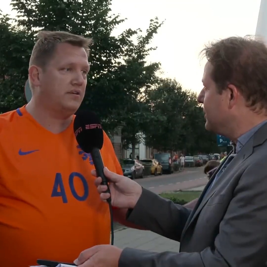 Deze Oranje-fan rijdt bijna terug na het zien van de opstelling van het Nederlands elftal. 😳