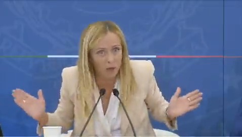 Meloni risponde a una domanda sulle parole del compagno Giambruno: " Ha detto in modo frettoloso ciò che mi raccomandava mia madre prima di uscire di casa [...] Vi prego di non farmi più domande del genere perchè un giornalista non dice in tv quello che pensa la moglie"
