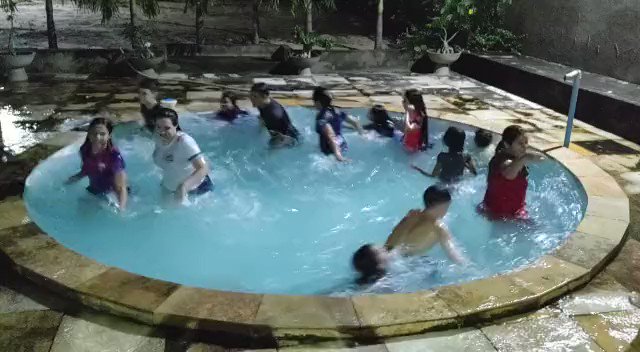 🚨BRASIL: Essa era uma das melhores brincadeiras que se fazia na piscina no começo dos anos 2000.