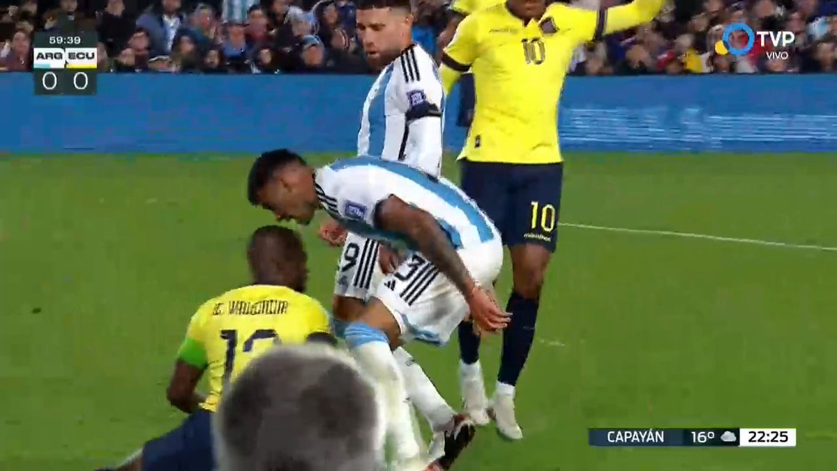 "Cuti Romero" Porque le gritó el quite en la cara a Enner Valencia en una jugada ofensiva de Ecuador ante Argentina. No pasa ni en pedo un psicotécnico el hijo de re mil puta.
