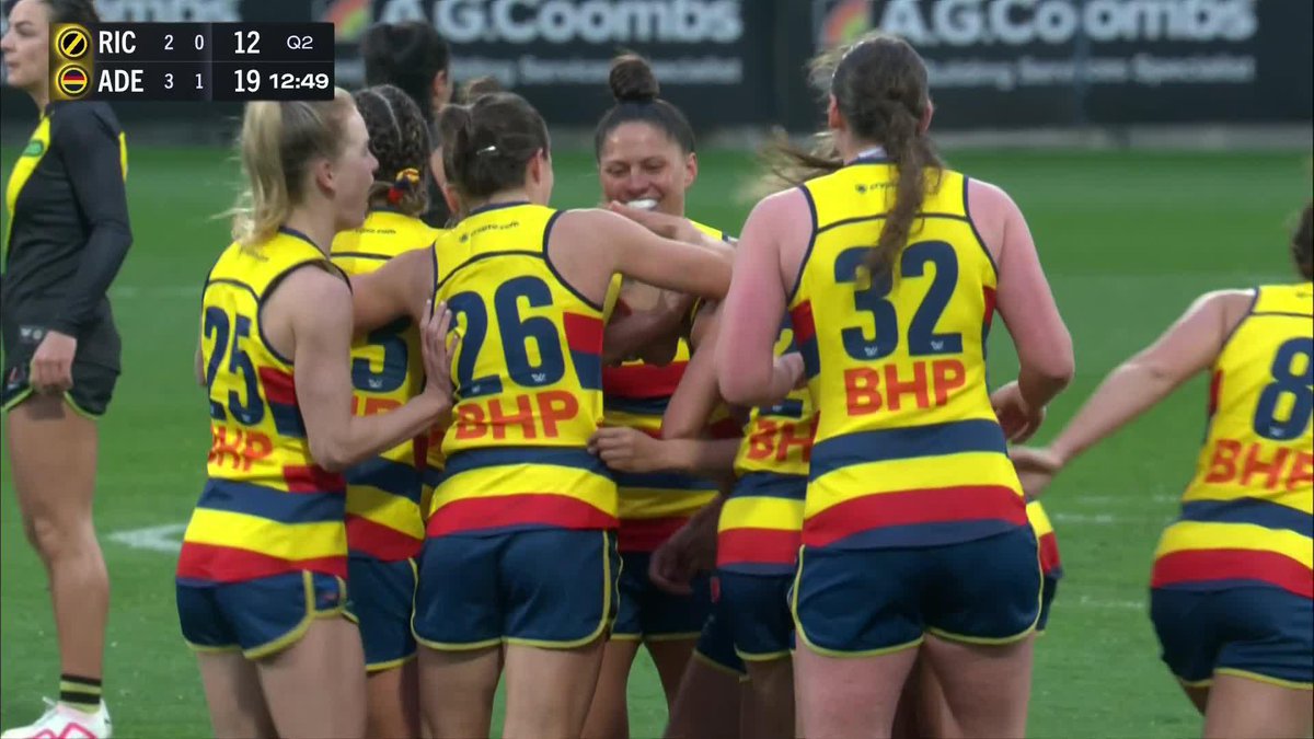 YOU WOULDN'T BELIEVE IT 🤯 Danielle Ponter kicks it from the centre of Ikon Park! #AFLWTigersCrows