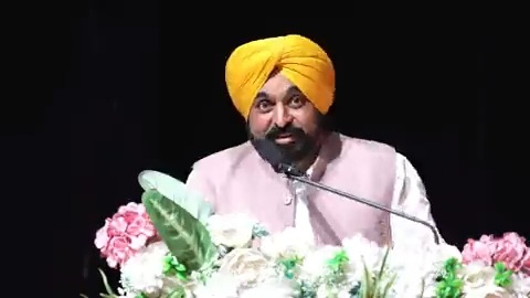 ਪਟਵਾਰੀ ਦਾ ਅਹੁਦਾ ਜ਼ਮੀਨਾਂ ਨਾਲ ਜੁੜਿਆ ਹੋਇਆ ਹੈ..ਤਾਂ ਕਰਕੇ ਸਾਰੇ ਨਵੇਂ ਚੁਣੇ ਪਟਵਾਰੀ ਪਾਰਦਰਸ਼ੀ ਤਰੀਕੇ ਨਾਲ ਕੰਮ ਕਰਨ..ਕਿਸੇ ਨੂੰ ਖ਼ੁਸ਼ ਕਰਨ ਲਈ ਕਿਸੇ ਨੂੰ ਨਾਰਾਜ਼ ਨਾ ਕਰਨਾ…ਤੁਹਾਡੇ ਪਰਿਵਾਰਾਂ ਵੱਲੋਂ ਸੁੱਖੀਆਂ ਹੋਈਆਂ ਸੁੱਖਣਾਂ ਅੱਜ ਪੂਰੀਆਂ ਹੋਈਆਂ ਨੇ…ਇਮਾਨਦਾਰੀ ਨਾਲ ਨੇਕ ਨੀਅਤ ਰੱਖਕੇ ਕੰਮ ਕਰਿਓ..