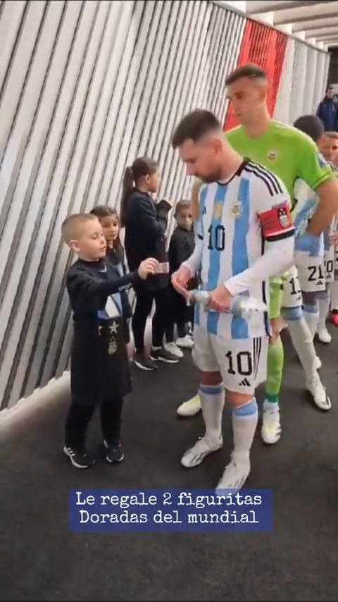 Este nene se llevó dos figuritas del Mundial para regalarle a Messi. Lionel se las dio a un asistente para que se las guarde. Pero Dibu Martínez, atento a todo, las pidió para ponérselas en la media, y jugó así todo el partido. Es hermoso esto. 🥹🇦🇷