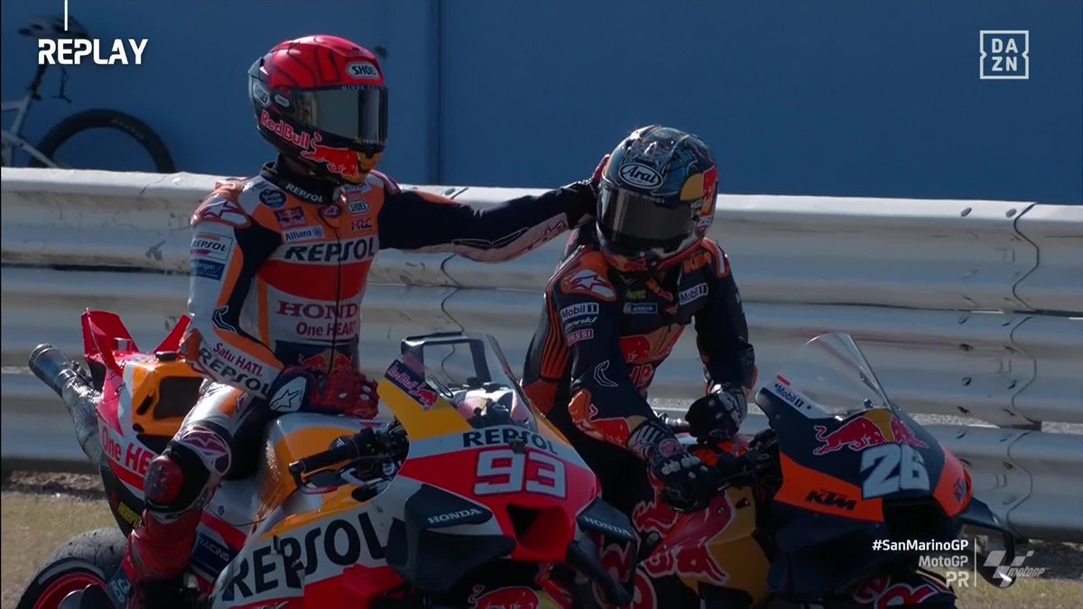 ¡UN GESTO QUE LO DICE TODO! 🙌 Las caricias de agradecimiento de Marc Márquez en el casco de Dani Pedrosa tras su vueltón juntos para meterse en la Q2 ✨ #SanMarinoGP 🇸🇲 #MotoGP 🏁