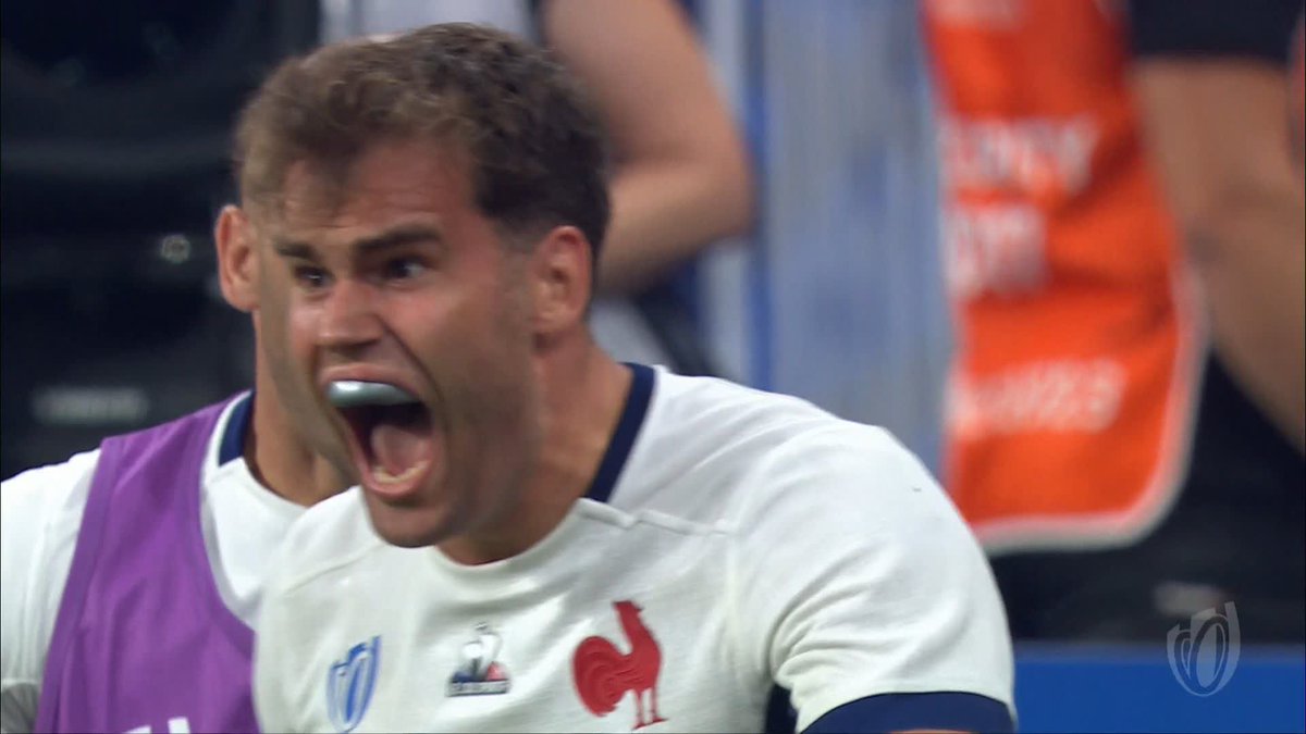 Damian Penaud dives in for the first French try of the evening! Listen to the Stade De France! 🔈 #RWC2023