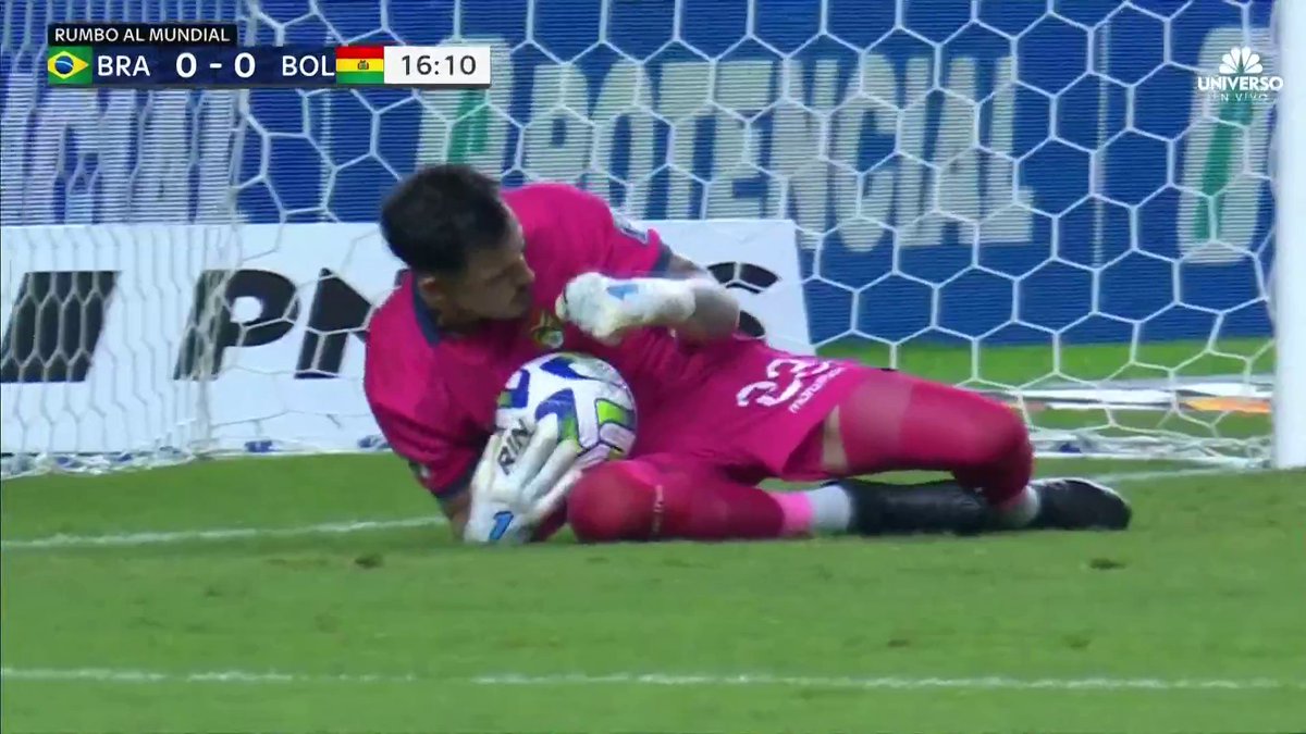 Neymar had the chance from the spot to become Brazil men's record goalscorer... He missed 🙃 (via Telemundo Deportes)