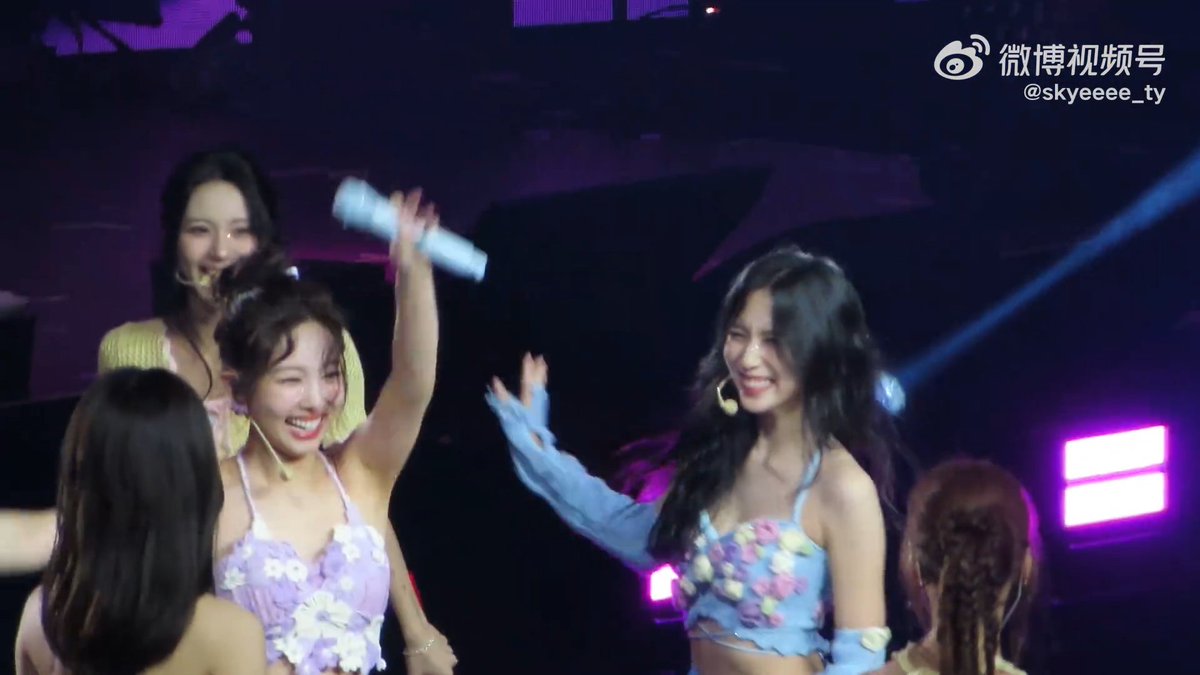 LOOK AT MINA AND NAYEON'S BIG SMILES WHEN THEY'RE DANCING TOGETHER, SO PRECIOUS ๐ฅน